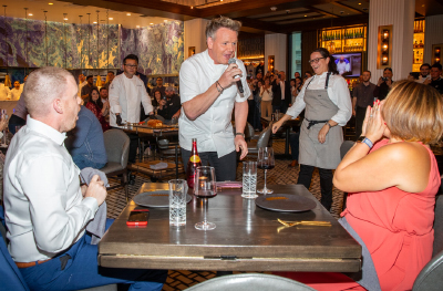 Gordon Ramsay sorprende a su comensal un millón en el restaurante HELL´S KITCHEN del Caesars Palace